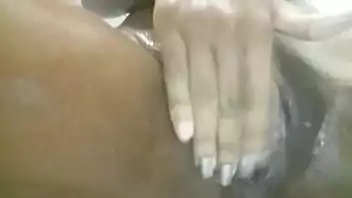 Novinha tocando siririca
