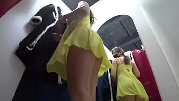 nua no vestiário Rapariga a ficar nua em vestiários para o namorado 