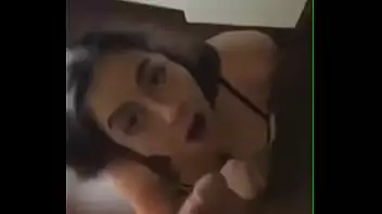 Pagando boquete com a boca fechada