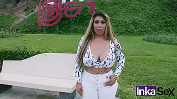 pênis grande moreno Valentina Nappi, uma superestrela de cabelos castanhos e buceta por depilar, faz um sexo de cowgirl incrível enquanto fa 
