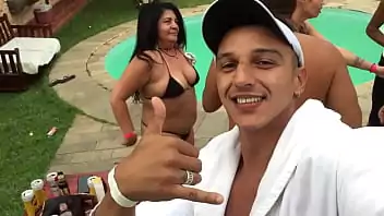 putaria de carnaval Evangélica desviada paga peitinho no carnaval 