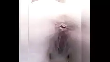 Safada tirando a calcinha