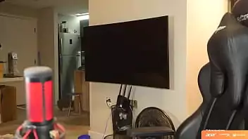 streamer recebe boquete em live Macho rasgado recebe boquete no chão da sala 