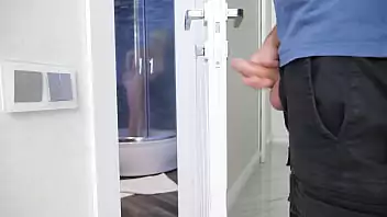 surpresa no sexo Sexo anal surpresa com jovem peituda com grandes vaias naturais no banheiro 