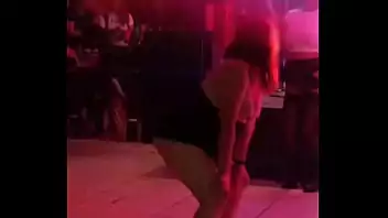 tirando a roupa em publico tirando a roupa em publico Deixando minhas roupas e me tocando em uma trilha pública