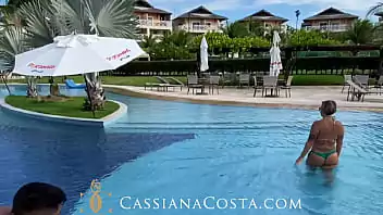 Travesti comendo o cu do novinho