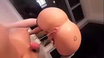 Travesti levando gozada no cu