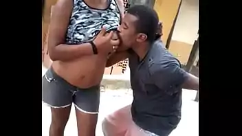 Um homem chupando a mulher