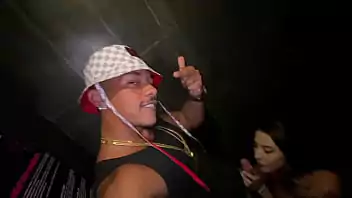 Vazou novinha mamando