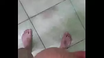 Videos de homem batendo uma