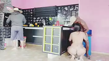 Anita pagando boquete