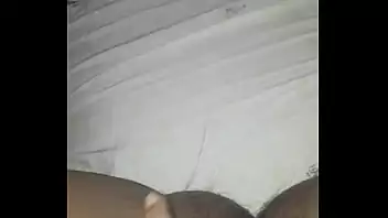 Batendo siririca em público