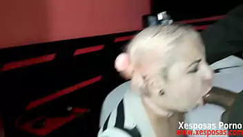 Comendo a novinha de mini saia