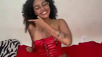 Coroa tirando a virgindade do novinho