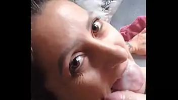 engolindo porra na escola Latina gostosa chupando vibrador na banheira gozando na camisinha e engolindo toda a porra da camisinha, ahegao carinhas 