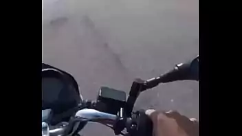 Fudendo em cima da moto