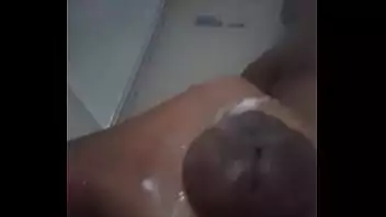 Homem com homem batendo punheta