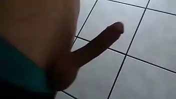 Homem mostra o pinto