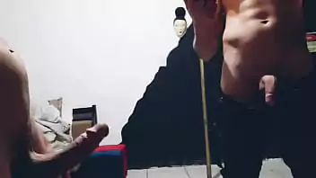 Homens fazendo broderagem