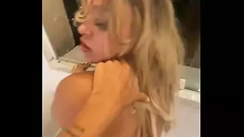 meti na minha madrasta Pela primeira vez consegui que a madrasta se masturbasse na minha frente e coloquei o dedo no cuzinho dela 