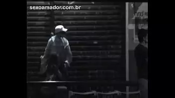 Mulher faz sexo oral na pipokinha