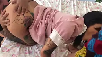 Mulher fazendo sexo com dois