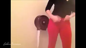 Mulher fazendo sexo no banheiro