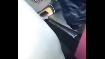 Mulher pelada mostrando os pés