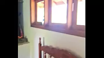 Mulher transando na praia