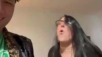 Mulheres peladas fazendo xixi