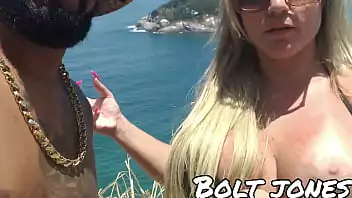 Negão na praia de nudismo