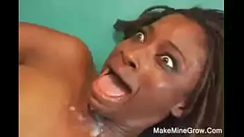 Neguinha dando cu