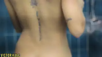 Novinha tomando banho nua
