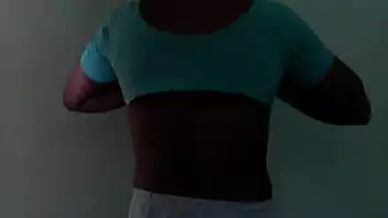 Peituda tirando o sutiã