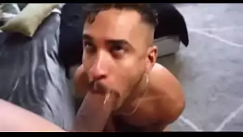 sexo entre dois gays Sexo gay nu entre dois homens Ele ainda é virgem! 